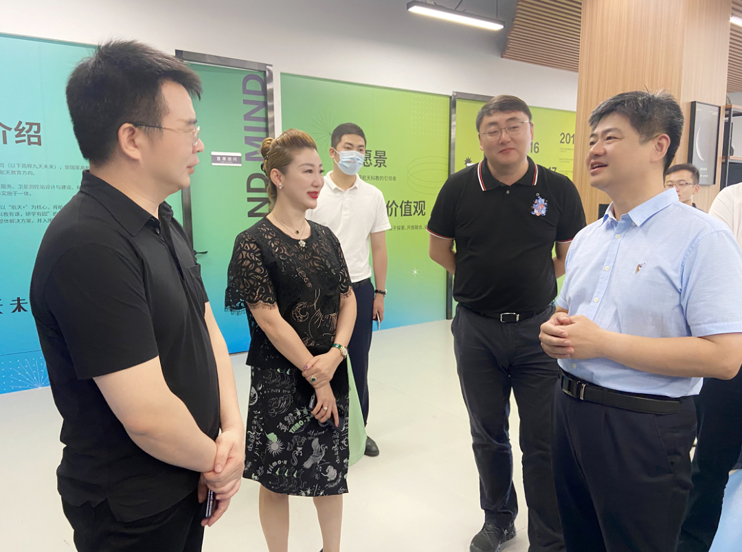 青島市市南區(qū)王鋒書記蒞臨九天微星指導工作，希望加快緊密合作的步伐，發(fā)揮衛(wèi)星應用技術重要價值